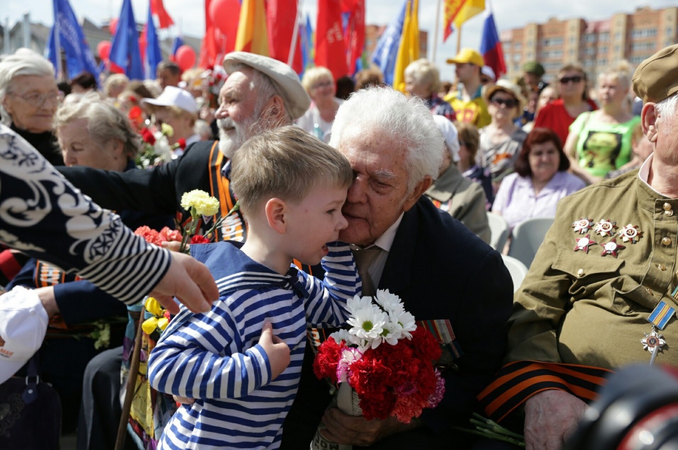 Картинка девочка дарит ветерану цветы