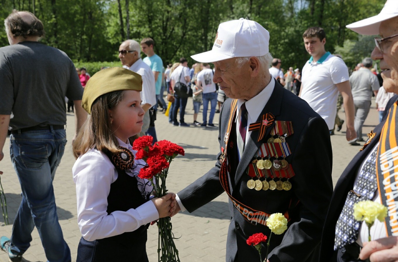 Картинка девочка дарит ветерану цветы