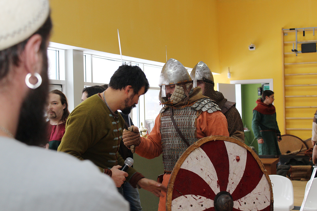 звон мечей. легенды и сказания старой под звон мечей книга. звон мечей. под звон мечей легенды и сказания старой европы. звон мечей.