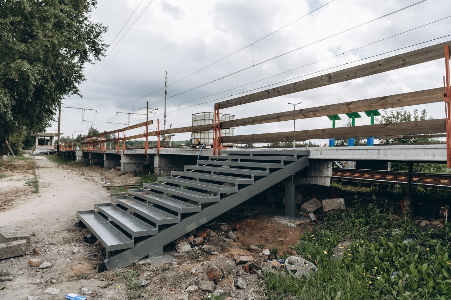 Платформа вокзала. Степ бэк платформа для грузовых. Степ-платформа reebok. Зил станция мкжд. Платформа выхино после ремонта.